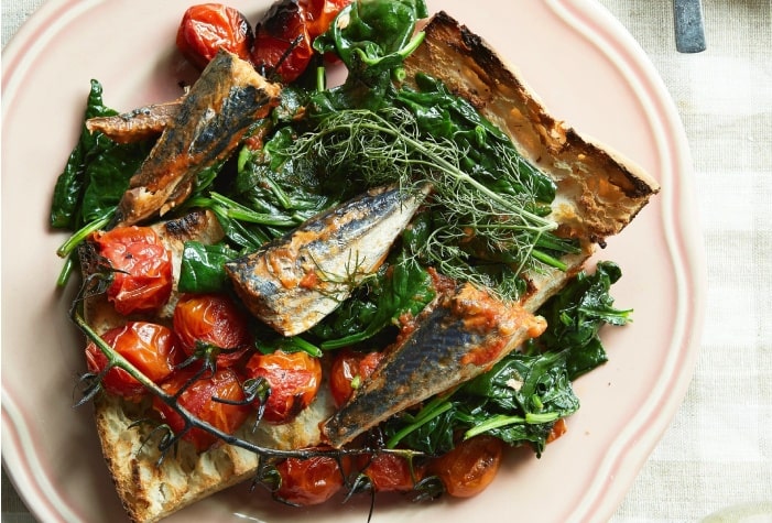 Sardinha temperada com molho de tomate Torradas com molho de tomate cherry assado