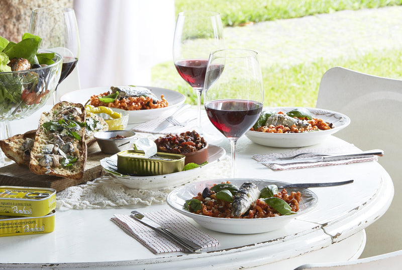 Uma mesa portuguesa com conservas de sardinhas Pinhais