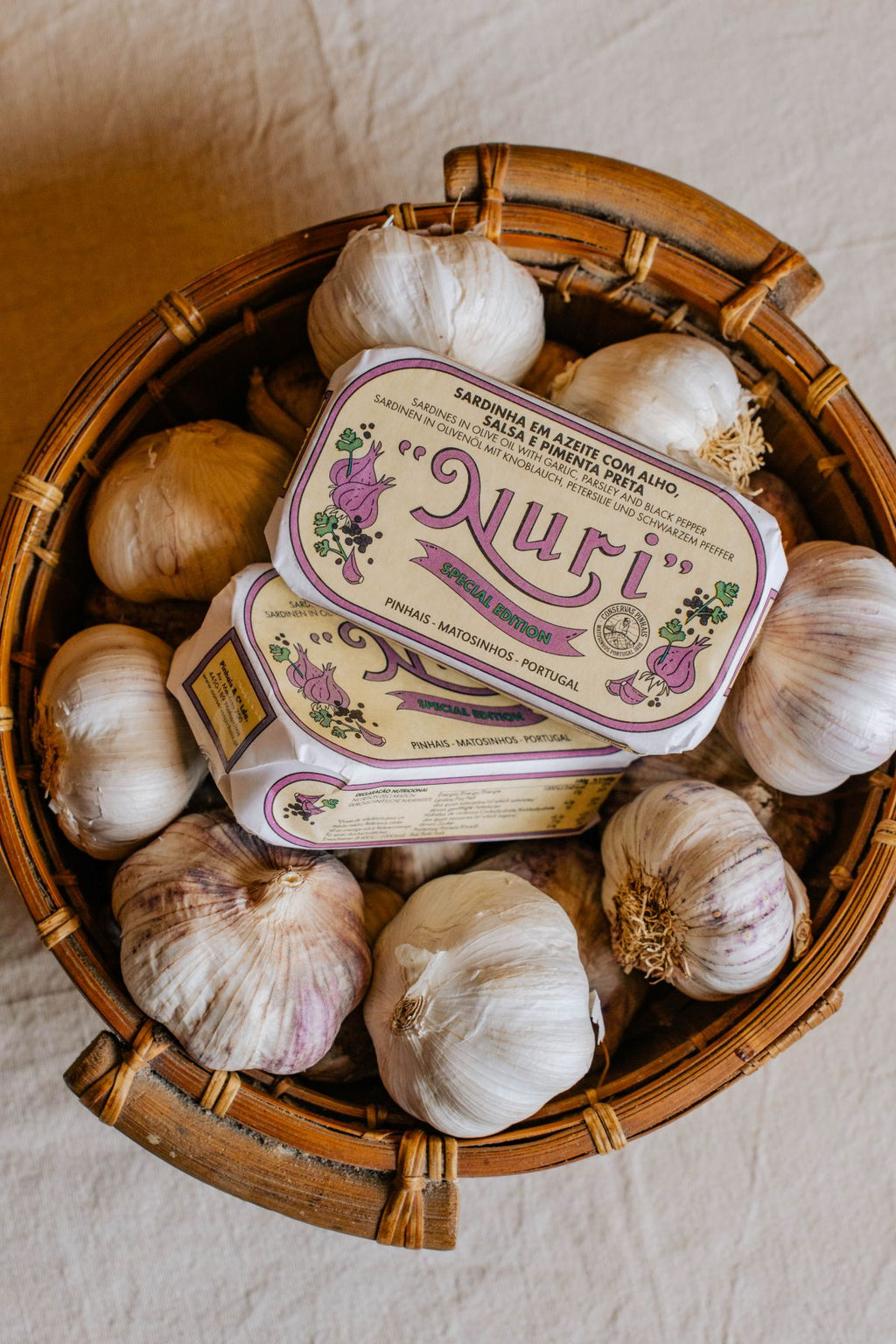 Sardinhas temperadas NURI com alho, salsa e pimenta preta.