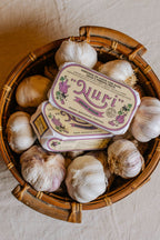 Sardinhas temperadas NURI com alho, salsa e pimenta preta.