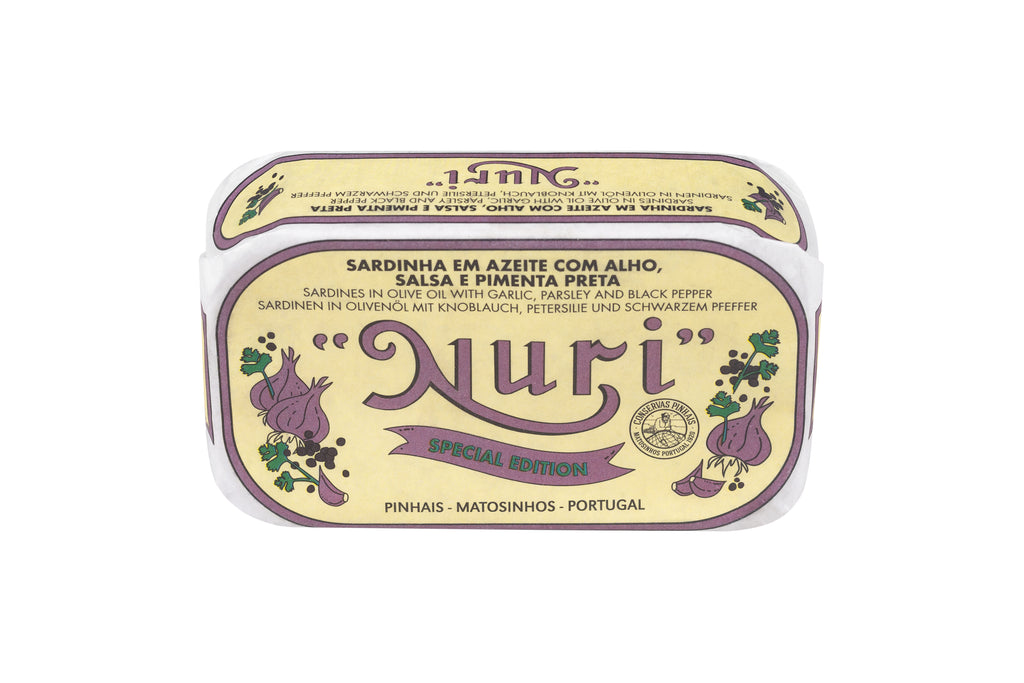 Sardinhas temperadas NURI com alho, salsa e pimenta preta.