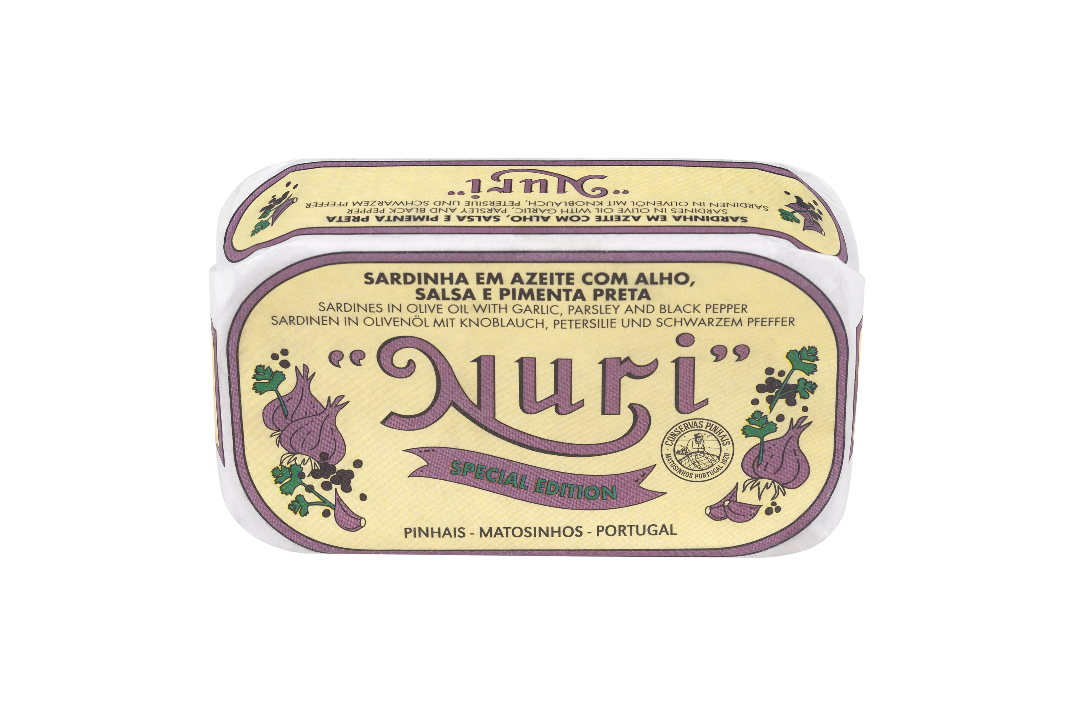 Sardinhas temperadas NURI com alho, salsa e pimenta preta.